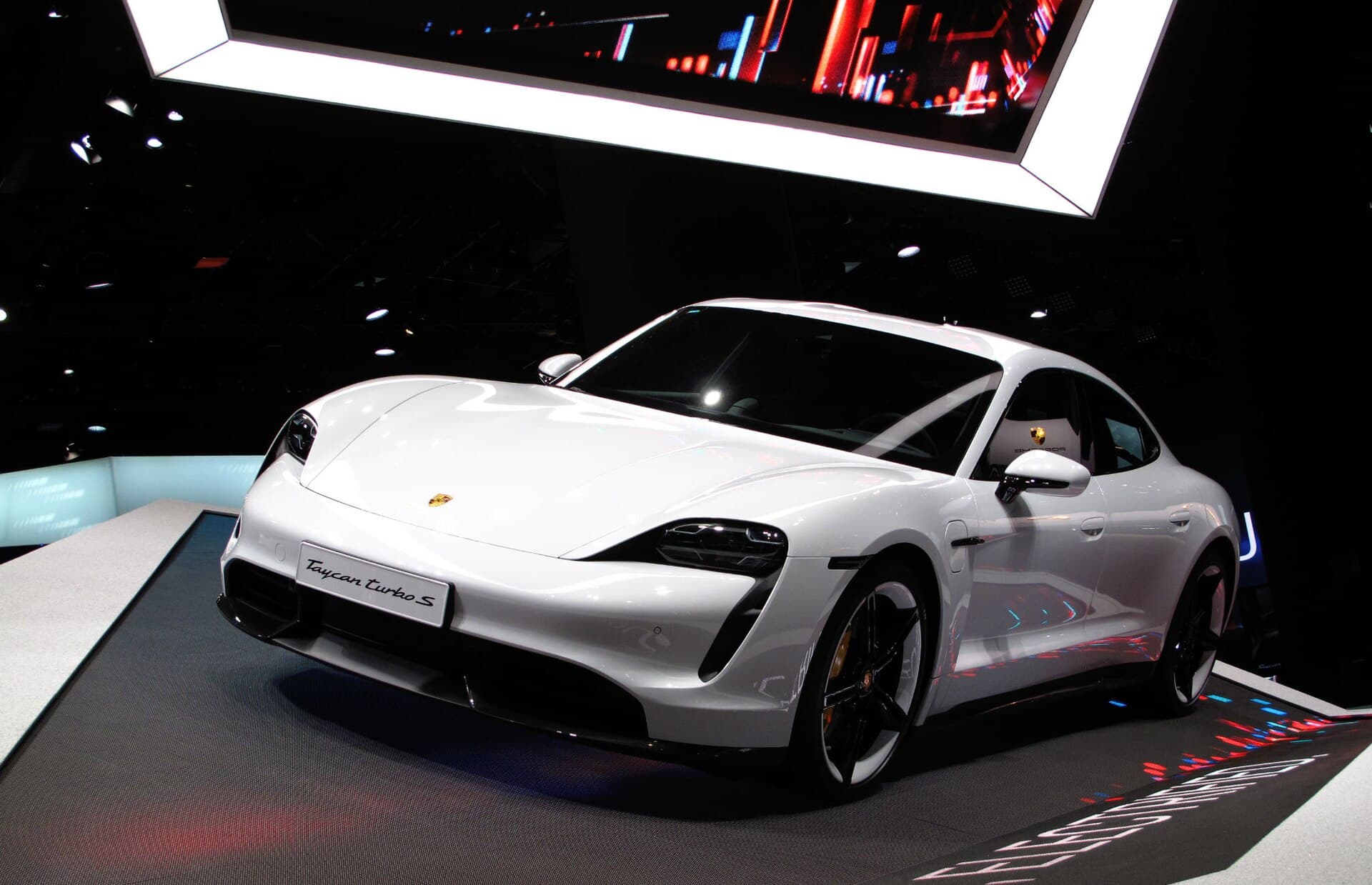 Porsche Taycan Turbo S — Porsche Taycan Turbo S – Ansicht 3